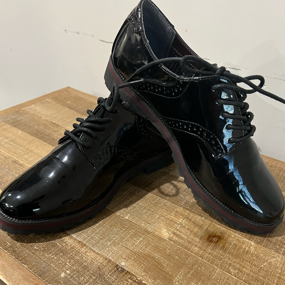 Women’s black oxford shoes 8.5 white mountain